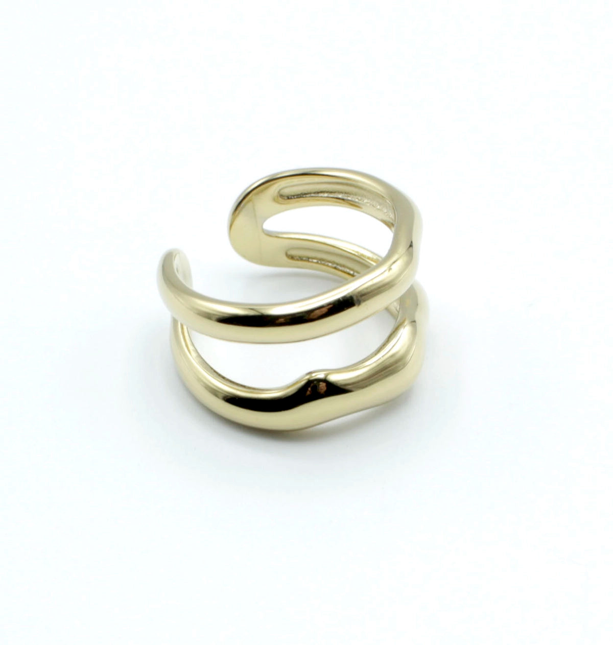 Anillo dorado de acero inoxidable con doble aro curvado en vista cenital, diseño minimalista, ajustable y con acabado brillante