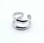 Anillo plateado con dos bandas curvas paralelas, de acero inoxidable brillante, diseño abierto y estructura ajustable.