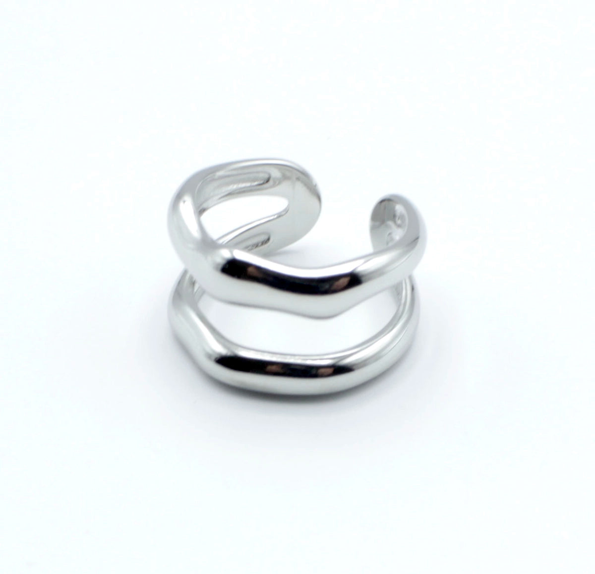 Anillo plateado con dos bandas curvas paralelas, de acero inoxidable brillante, diseño abierto y estructura ajustable.