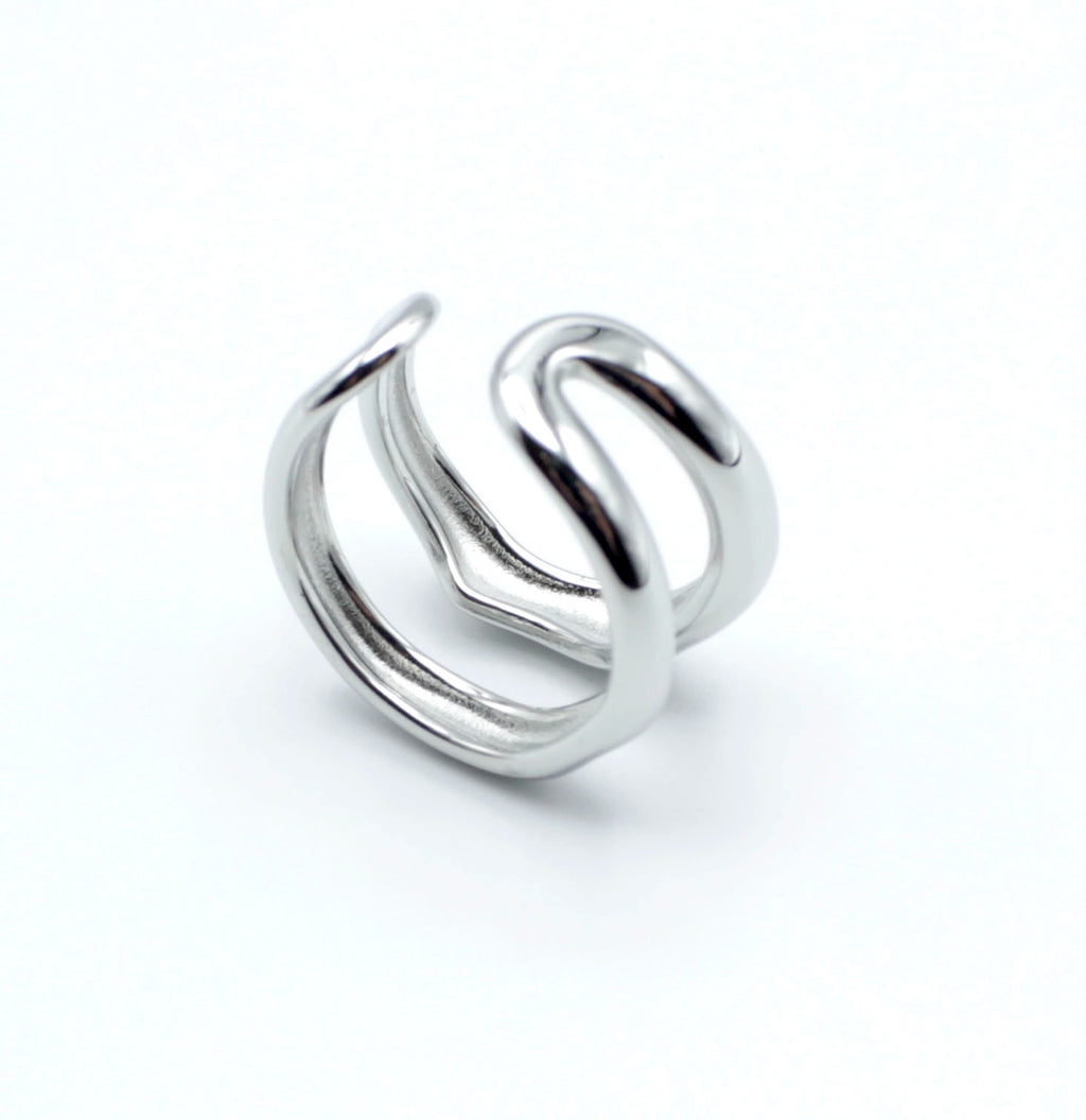 Anillo plateado con dos bandas curvas paralelas, de acero inoxidable brillante, diseño abierto y estructura ajustable.