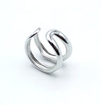Anillo plateado con dos bandas curvas paralelas, de acero inoxidable brillante, diseño abierto y estructura ajustable.