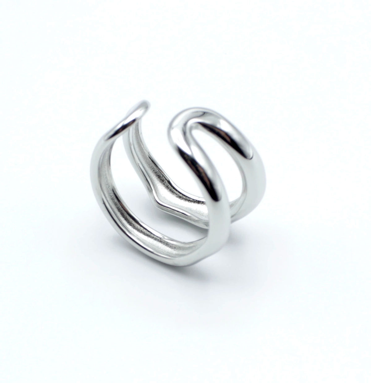 Anillo plateado con dos bandas curvas paralelas, de acero inoxidable brillante, diseño abierto y estructura ajustable.