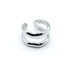 Anillo plateado con dos bandas curvas paralelas, de acero inoxidable brillante, diseño abierto y estructura ajustable.