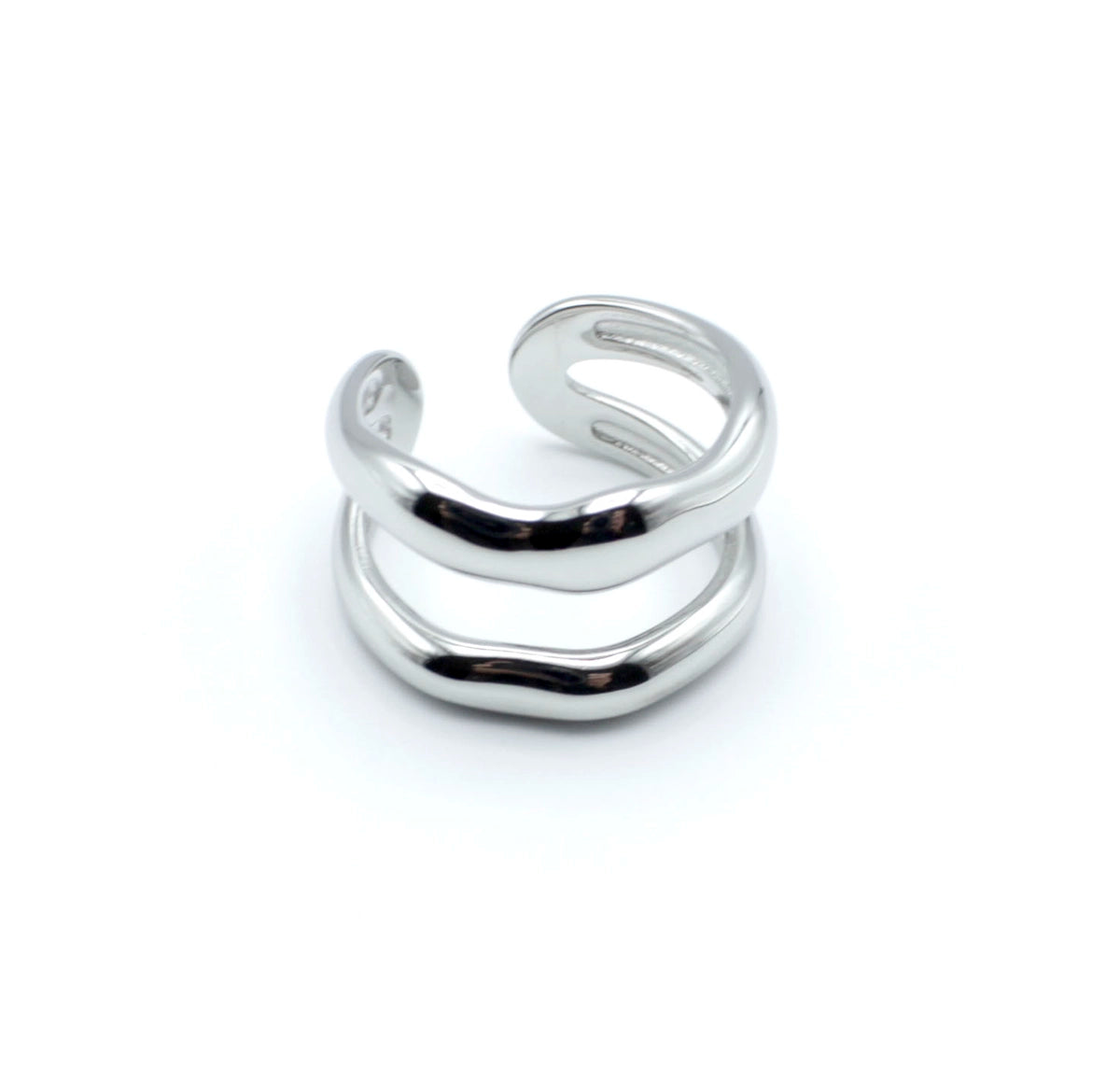 Anillo plateado con dos bandas curvas paralelas, de acero inoxidable brillante, diseño abierto y estructura ajustable.