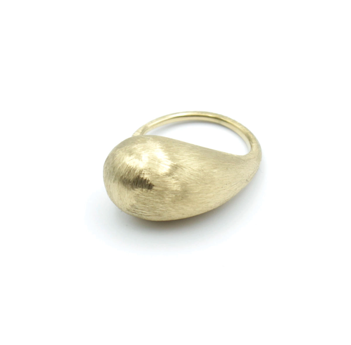 Vista lateral del anillo DROP DELACABRA en acero inoxidable dorado, diseño con forma de gota y acabado mate cepillado, modelo ajustable