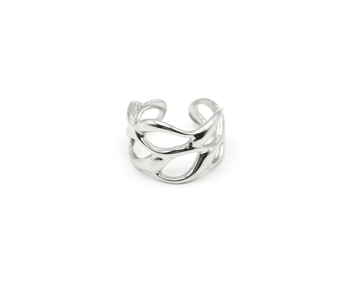 Anillo abierto de acero plateado con curvas fluidas y espacios vacíos. Joya amable con la piel y resistente DELACABRA.
