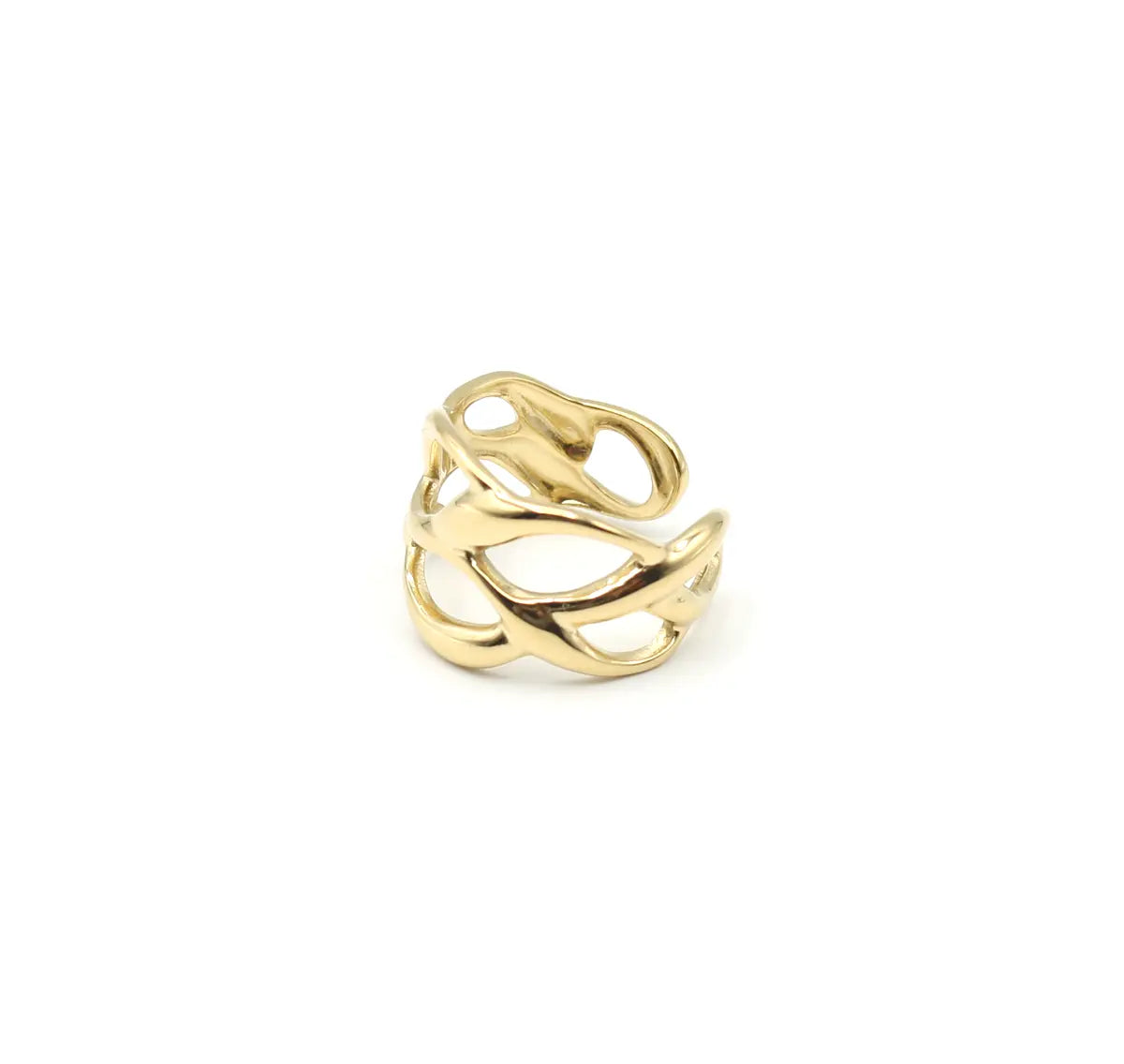 Detalle del acabado pulido y formas sinuosas del anillo Duna. Joya hipoalergénica, resistente al agua DELACABRA.