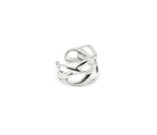 Perfil del anillo Duna plateado mostrando el entrelazado de su estructura abierta. Acero amable con la piel DELACABRA