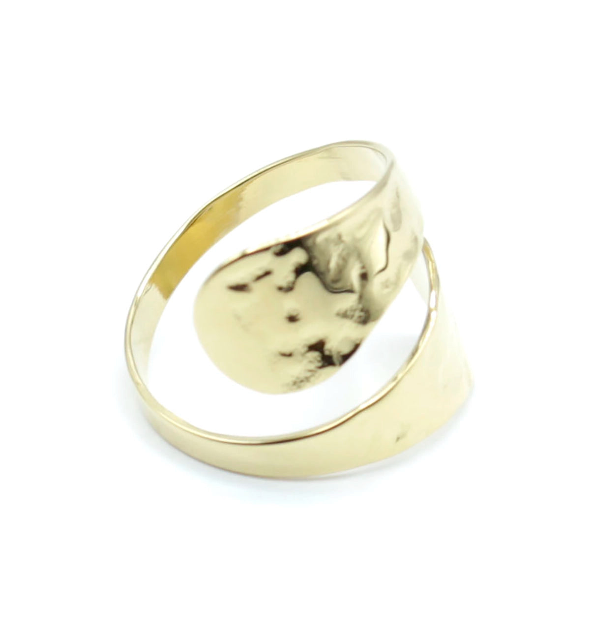 Anillo dorado ajustable de acero inoxidable de la marca DELACABRA con acabado martillado y diseño envolvente, hipoalergénico y resistente al agua