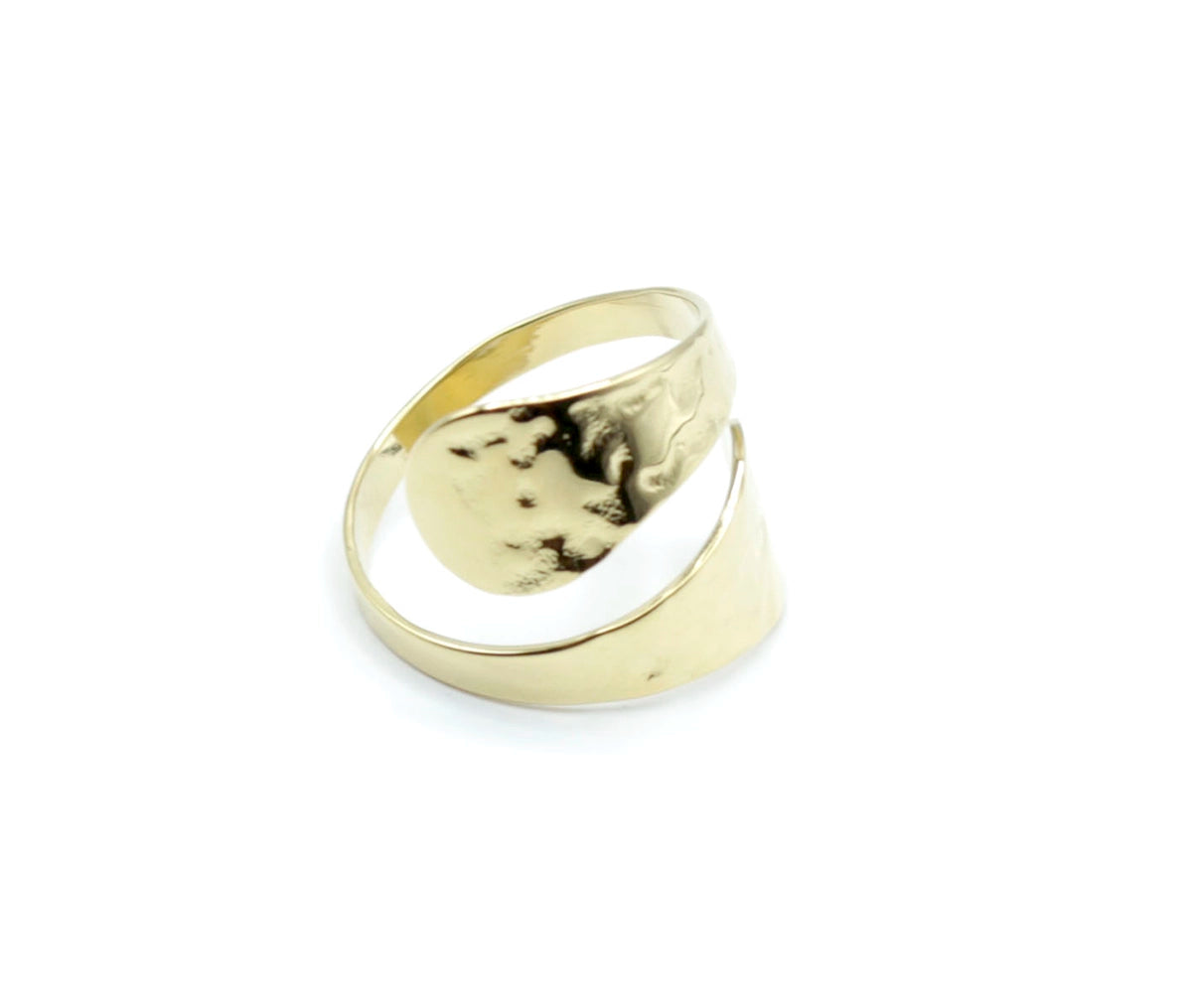Anillo dorado ajustable de acero inoxidable de la marca DELACABRA con acabado martillado y diseño envolvente visto desde arriba