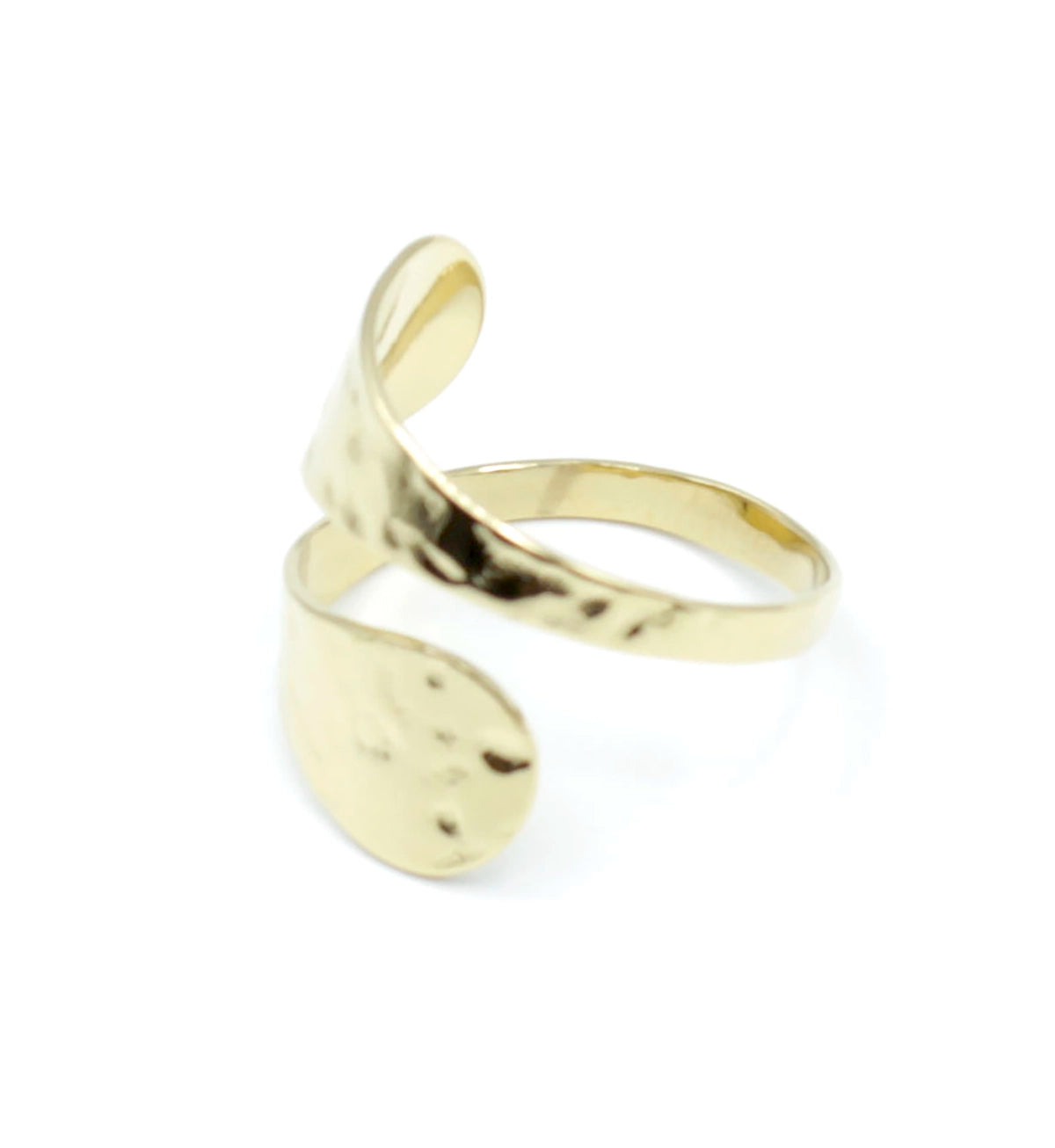 Anillo dorado ajustable de acero inoxidable con forma abierta y acabado martillado visto en ángulo lateral, hipoalergénico y resistente al agua