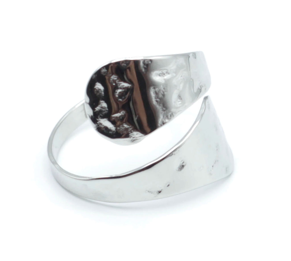 Anillo plateado ajustable de acero inoxidable de la marca DELACABRA con diseño envolvente y acabado martillado, hipoalergénico y resistente al agua