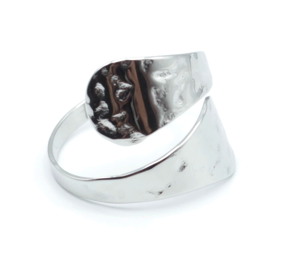 Anillo plateado ajustable de acero inoxidable de la marca DELACABRA con diseño envolvente y acabado martillado, hipoalergénico y resistente al agua