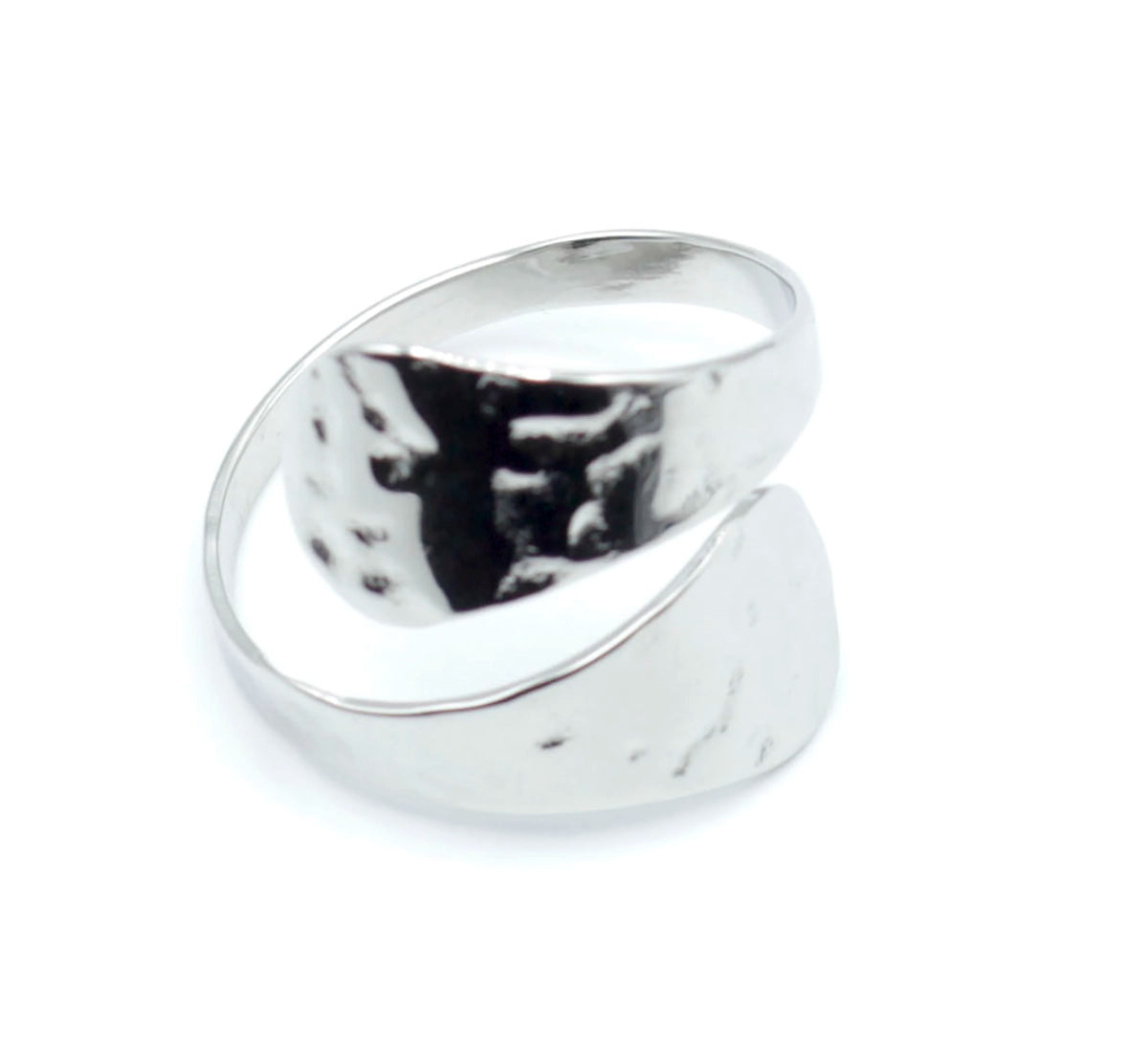 Anillo plateado ajustable de acero inoxidable de la marca DELACABRA con diseño abierto y textura martillada visto desde arriba, hipoalergénico y resistente al agua