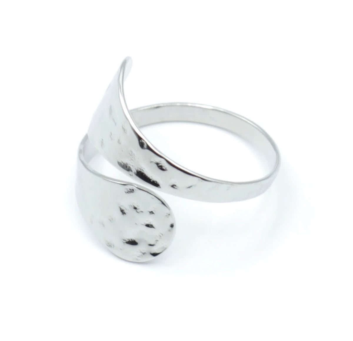Anillo plateado ajustable de acero inoxidable de la marca DELACABRA con acabado martillado y diseño envolvente visto de perfil, hipoalergénico y resistente al agua