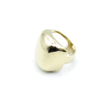 Anillo EMBLEM en acabado dorado, diseño ajustable con forma voluminosa y geométrica, superficie lisa y pulida en acero inoxidable