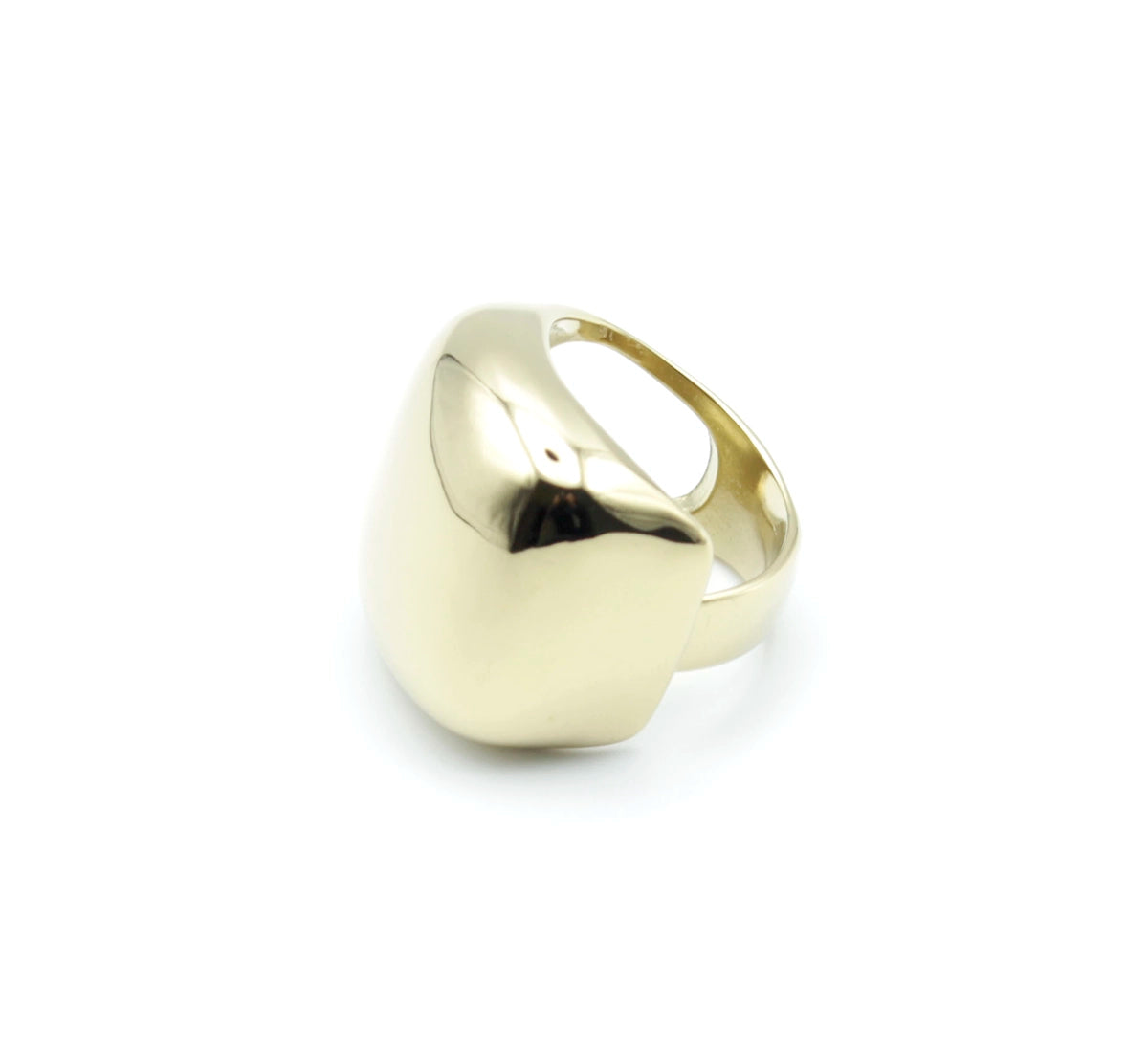 Anillo EMBLEM en acabado dorado, diseño ajustable con forma voluminosa y geométrica, superficie lisa y pulida en acero inoxidable
