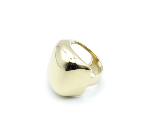 Anillo EMBLEM en acabado dorado, diseño ajustable con forma voluminosa y geométrica, superficie lisa y pulida en acero inoxidable