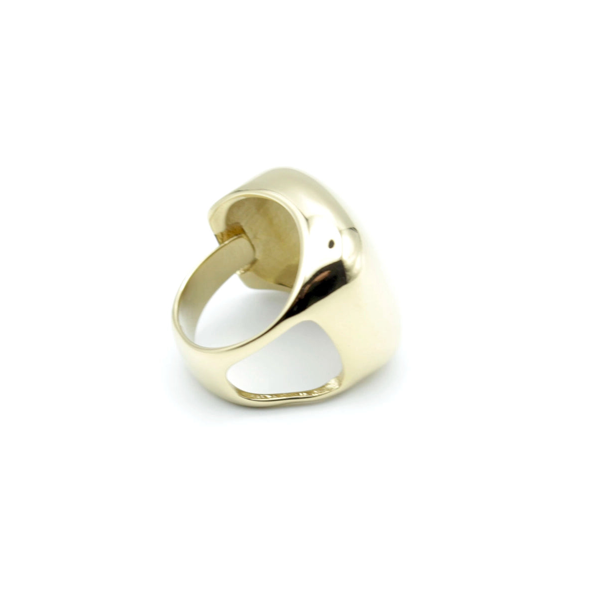 Vista inferior del anillo EMBLEM en dorado, diseño ajustable de volumen geométrico con acabado pulido en acero inoxidable