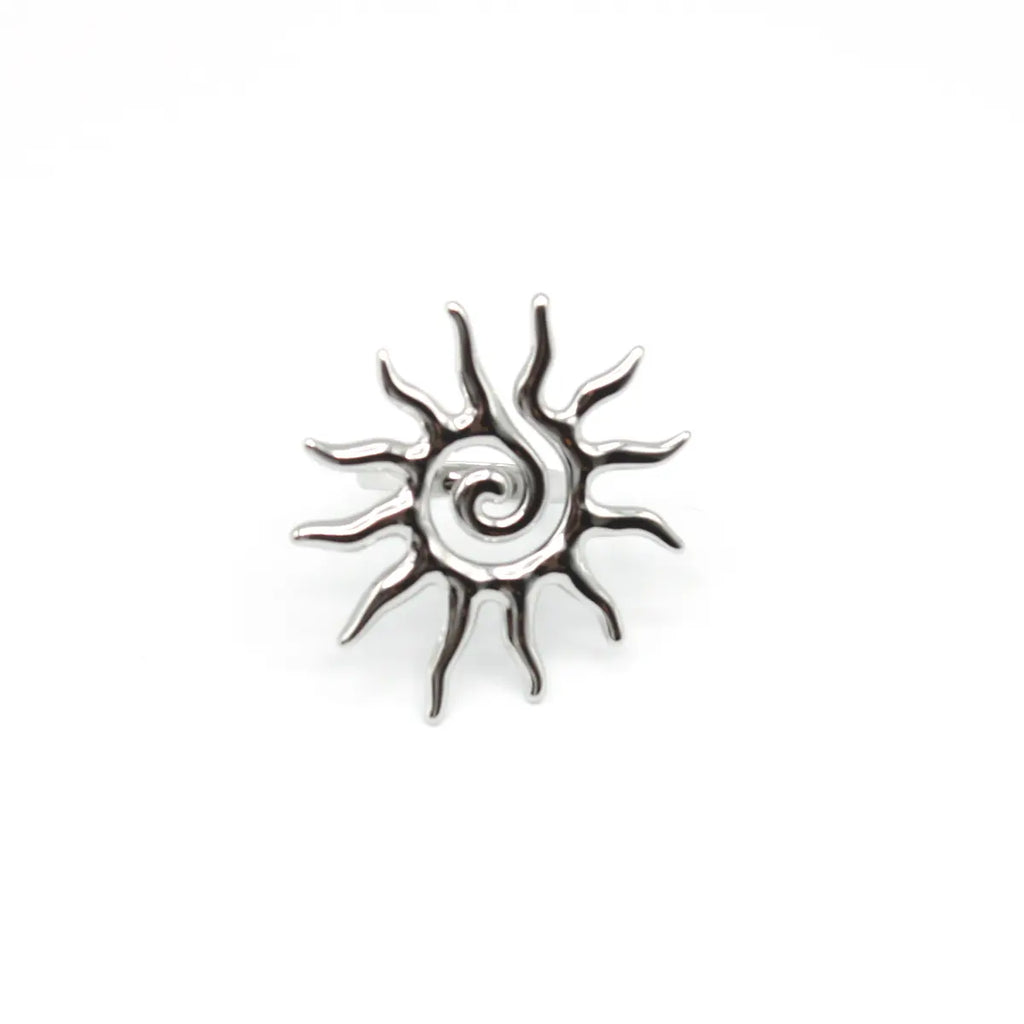 Detalle frontal del anillo Esoteric Sun plateado. Acero quirúrgico hipoalergénico, waterproof y street style DELACABRA.