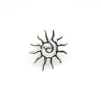 Detalle frontal del anillo Esoteric Sun plateado. Acero quirúrgico hipoalergénico, waterproof y street style DELACABRA.