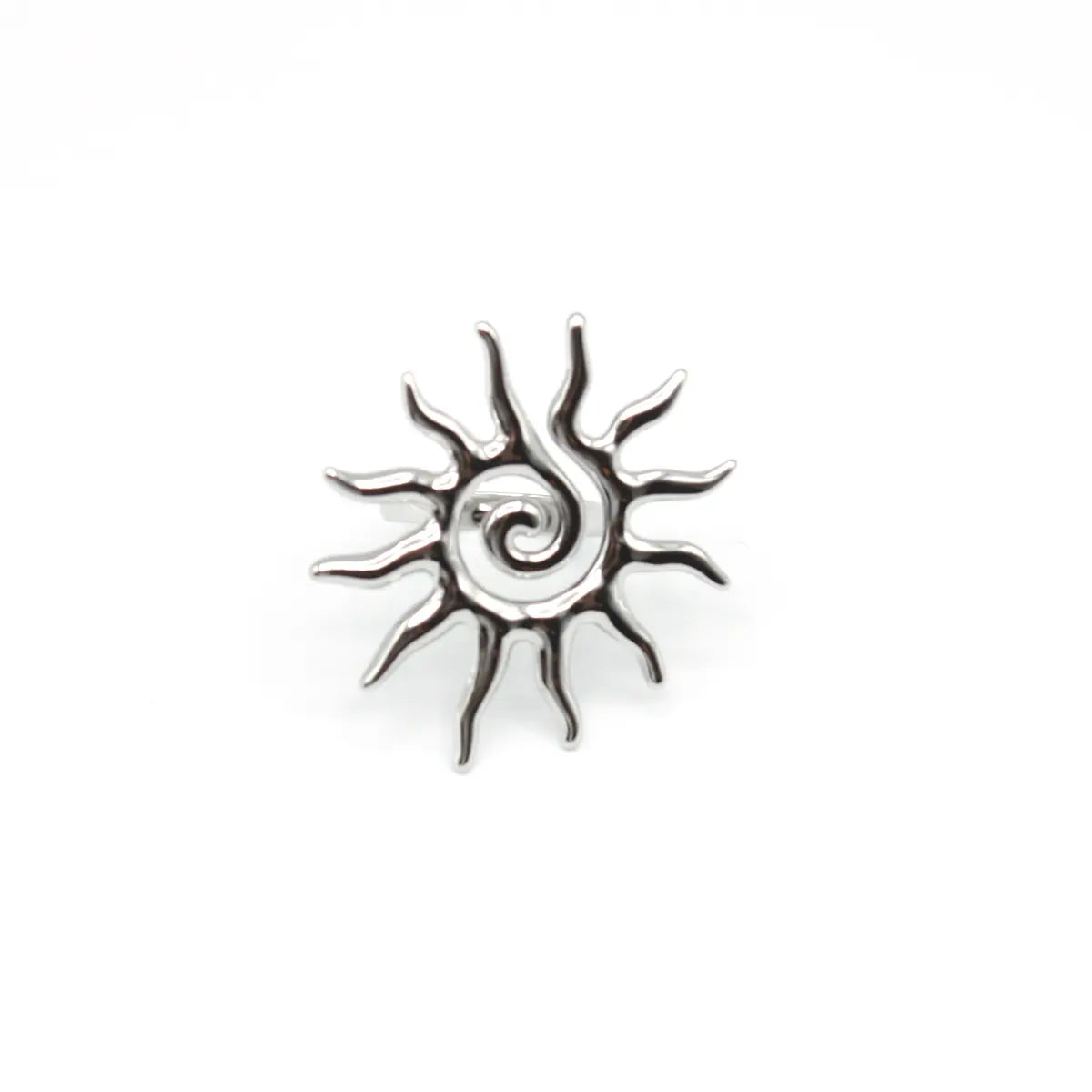 Detalle frontal del anillo Esoteric Sun plateado. Acero quirúrgico hipoalergénico, waterproof y street style DELACABRA.