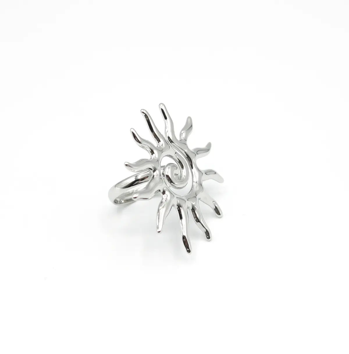 Anillo ajustable Esoteric Sun de acero quirúrgico plateado. Diseño street style, hipoalergénico y waterproof de DELACABRA.