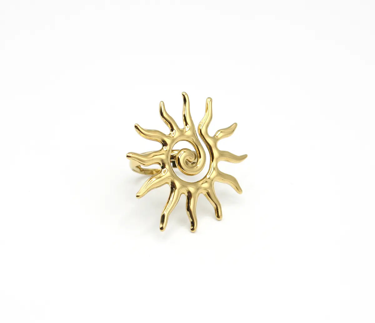 Anillo ajustable Esoteric Sun de acero quirúrgico dorado. Diseño street style, hipoalergénico y waterproof de DELACABRA.
