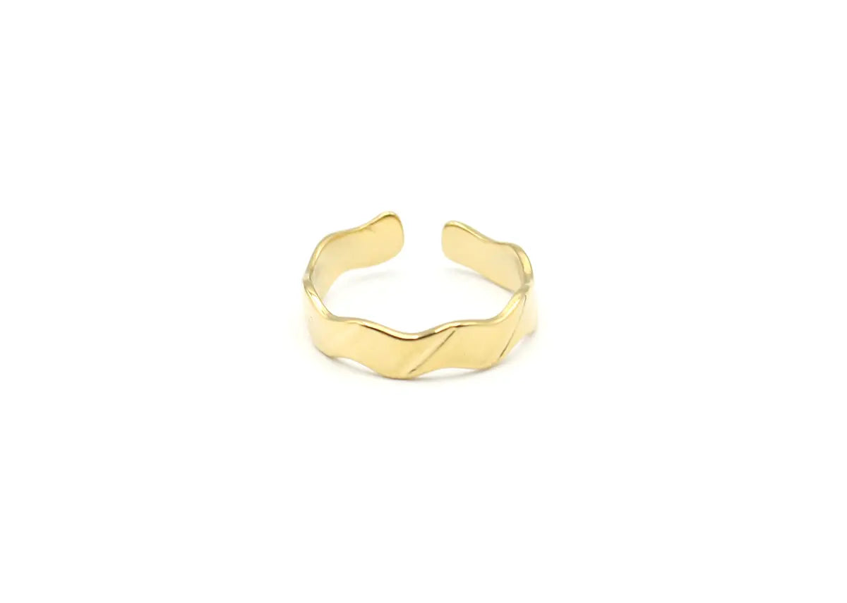 Anillo dorado Estela con grabado de líneas oblicuas y acabado pulido. Joya de acero resistente al agua DELACABRA
