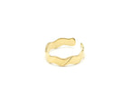 Perspectiva lateral del anillo Estela dorado mostrando la apertura ajustable trasera. Diseño minimalista DELACABRA
