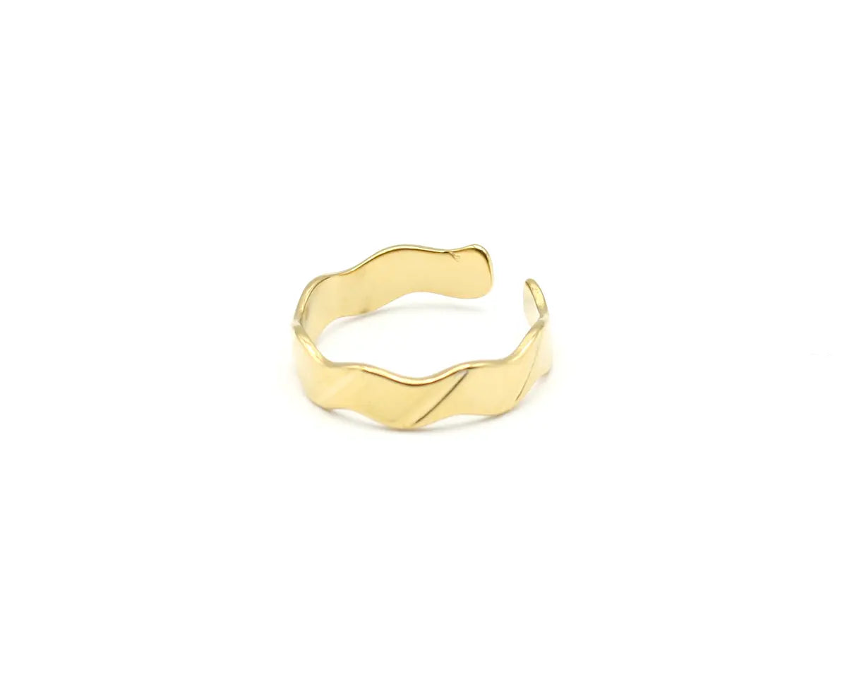 Perspectiva lateral del anillo Estela dorado mostrando la apertura ajustable trasera. Diseño minimalista DELACABRA