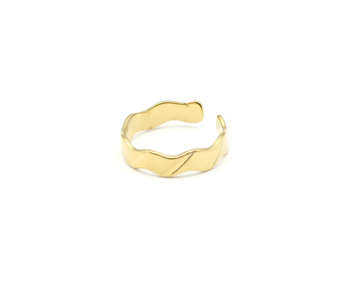 Perspectiva lateral del anillo Estela dorado mostrando la apertura ajustable trasera. Diseño minimalista DELACABRA