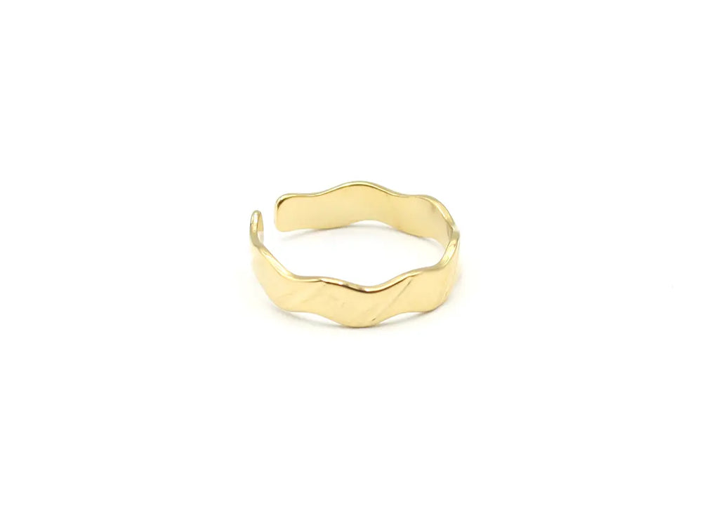 Primer plano del perfil ergonómico y grosor del anillo Estela plata. Joyería de acero amable con la piel DELACABRA