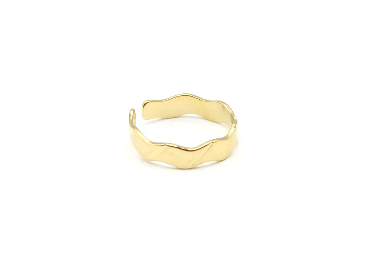 Primer plano del perfil ergonómico y grosor del anillo Estela plata. Joyería de acero amable con la piel DELACABRA