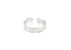 Anillo plateado Estela de banda ancha con relieve de surcos diagonales. Joya street style amable con la piel DELACABRA