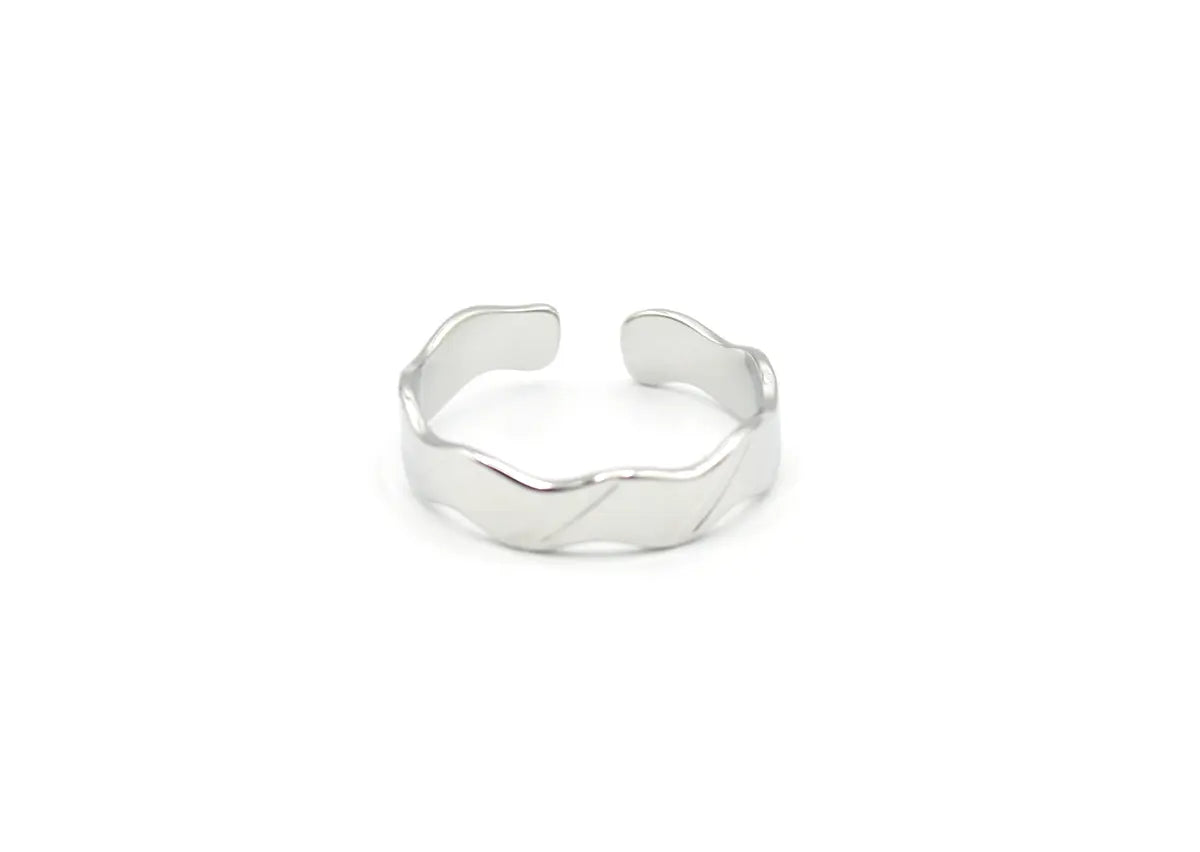 Anillo plateado Estela de banda ancha con relieve de surcos diagonales. Joya street style amable con la piel DELACABRA