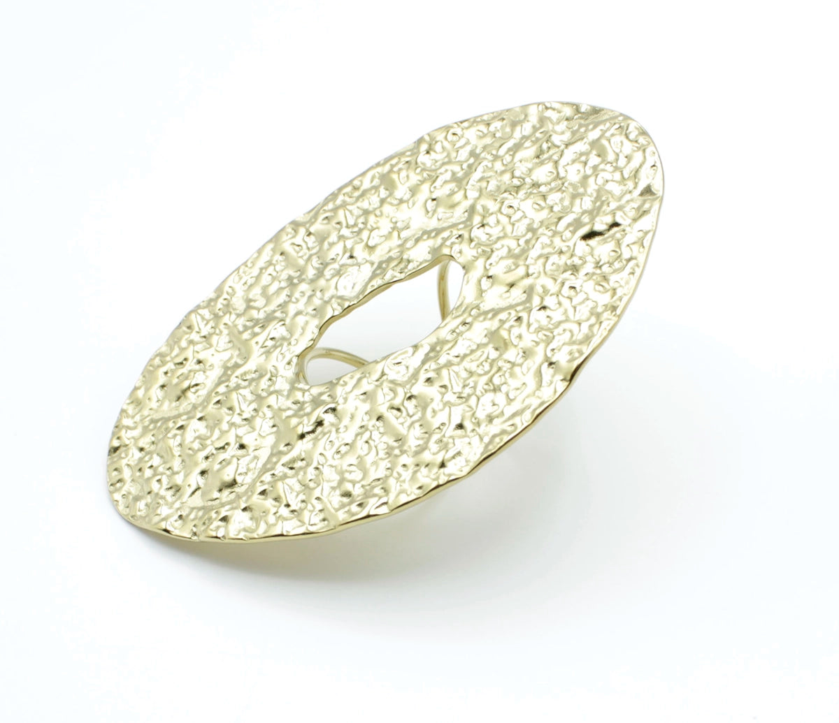 Anillo GLOOM de DELACABRA en acabado dorado, diseño ajustable en acero inoxidable con forma ovalada y textura orgánica martillada con abertura central