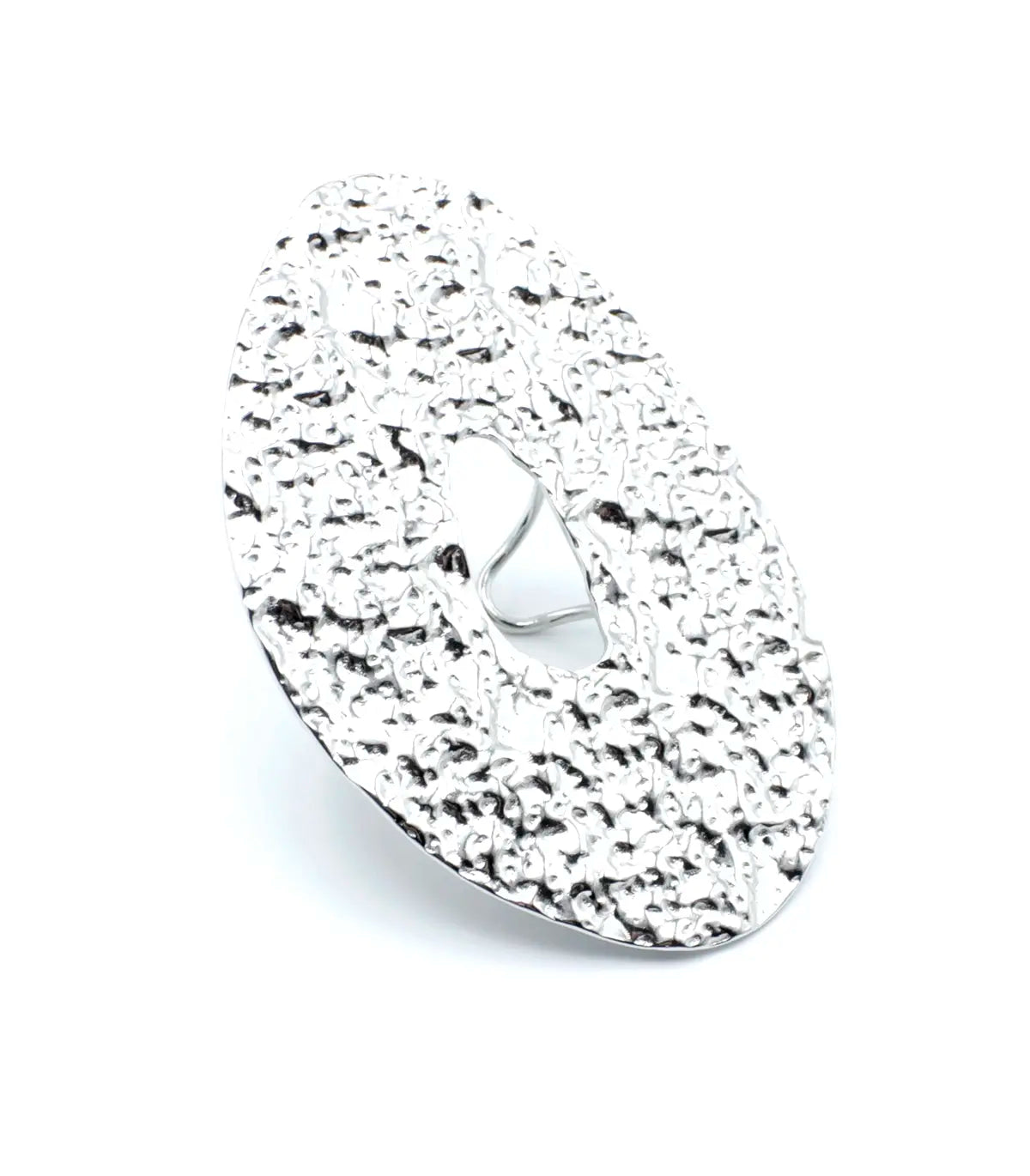 Anillo GLOOM de DELACABRA en acabado plateado, diseño ajustable en acero inoxidable con textura orgánica martillada y forma ovalada con abertura central