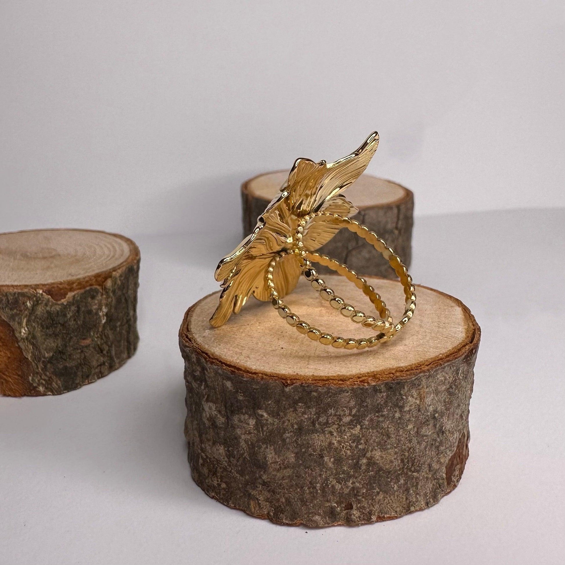 Anillo Hawai marca delacabra, tono dorado en forma de flor tropical, acero inoxidable ajustable