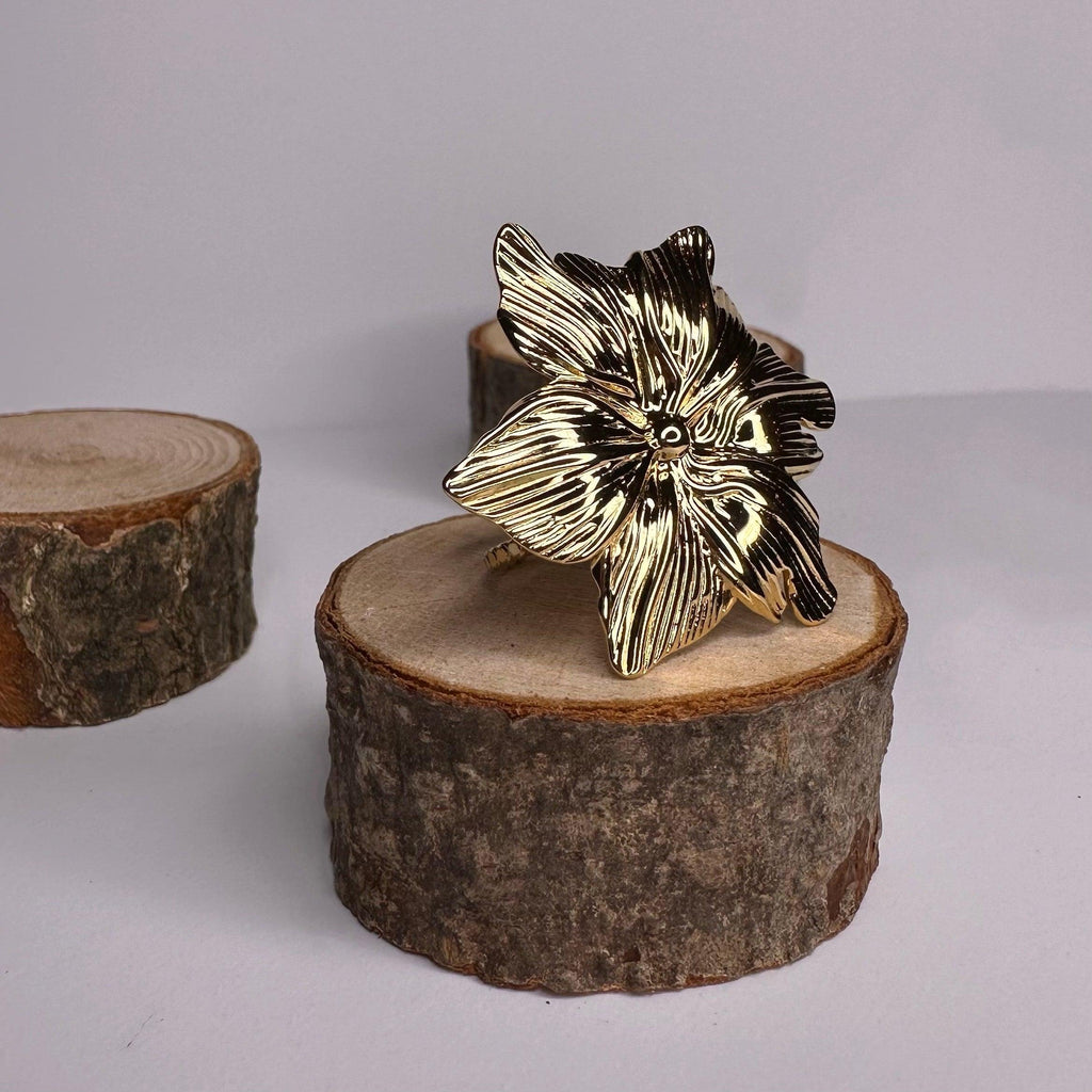 Anillo Hawai marca delacabra, tono dorado en forma de flor tropical, acero inoxidable ajustable