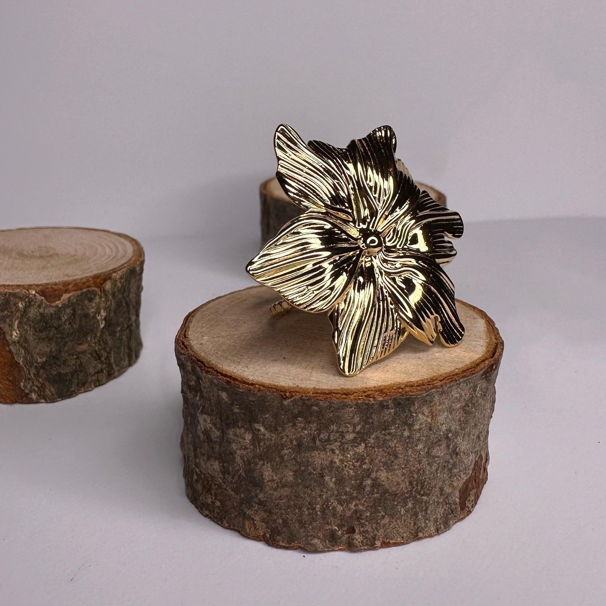 Anillo Hawai marca delacabra, tono dorado en forma de flor tropical, acero inoxidable ajustable