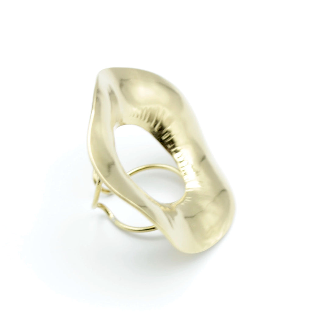Anillo Heavenly dorado con diseño orgánico y forma escultórica en acero inoxidable hipoalergénico