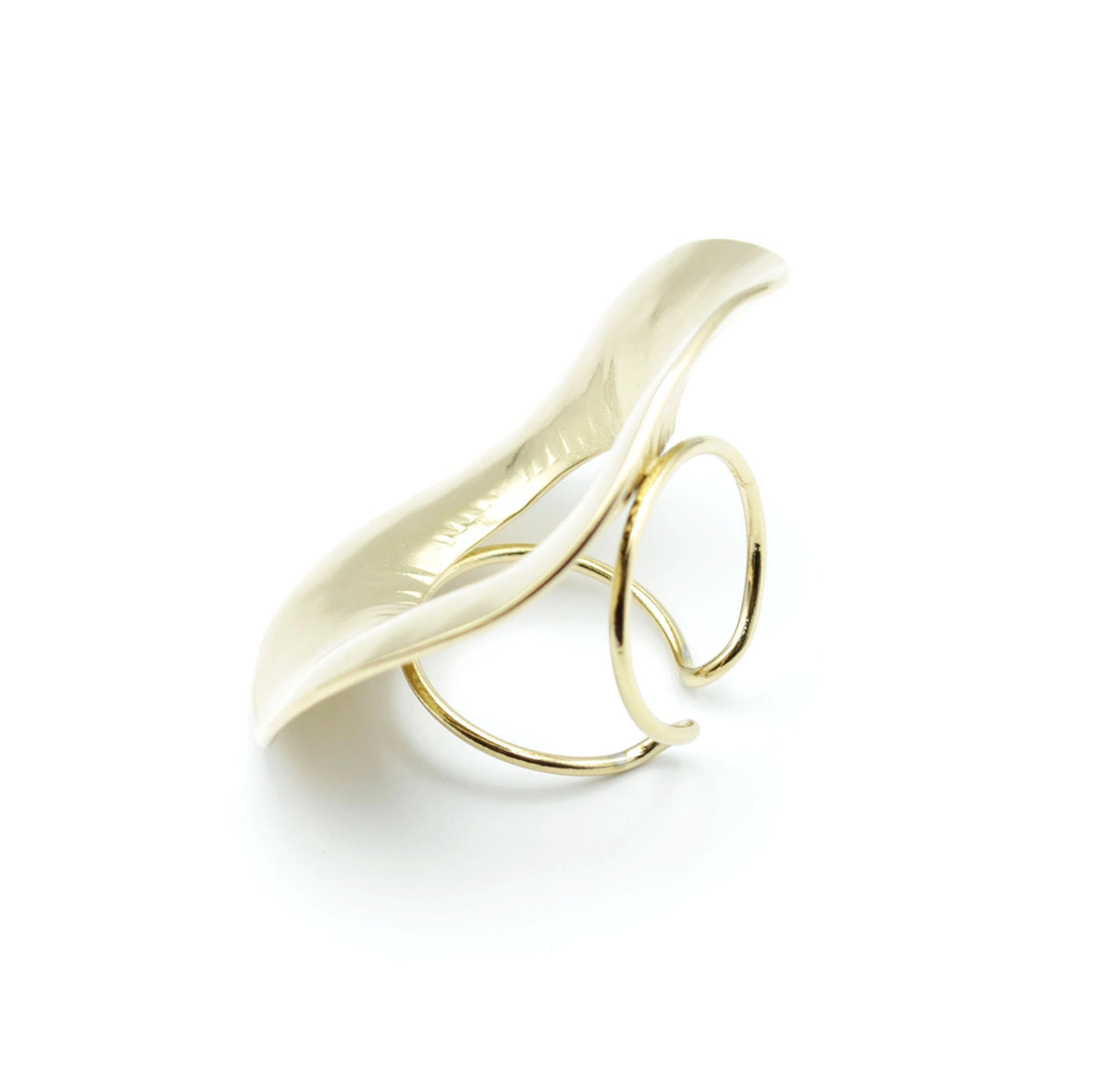 Vista lateral del anillo Heavenly dorado con diseño escultórico y estructura abierta en acero inoxidable ajustable