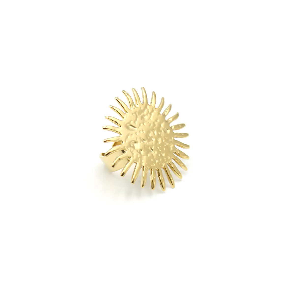 Anillo Inti acero inoxidable dorado con forma de sol acabado rugoso brillante. Delacabra
