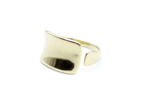 Anillo dorado ajustable de acero inoxidable de la marca DELACABRA con diseño ancho y borde irregular, hipoalergénico y resistente al agua