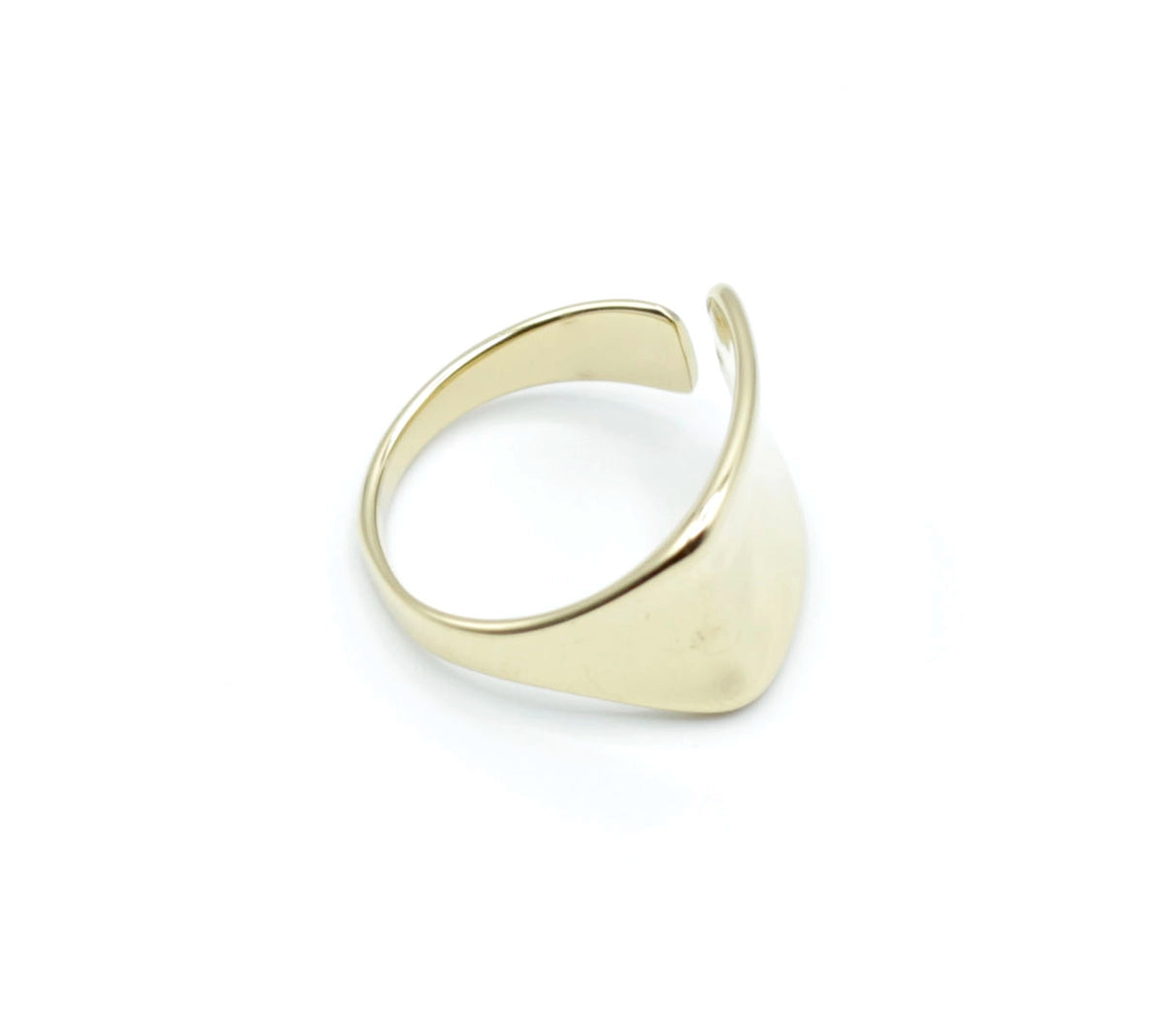 Anillo dorado ajustable de acero inoxidable de la marca DELACABRA con forma curvada y diseño minimalista visto desde un ángulo posterior