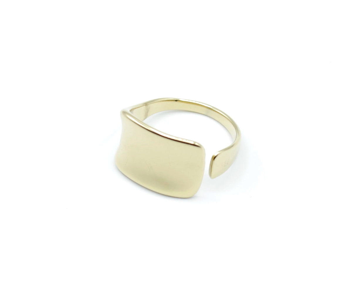Anillo dorado ajustable de acero inoxidable de la marca DELACABRA con diseño curvado y superficie lisa visto desde arriba, hipoalergénico y resistente al agua