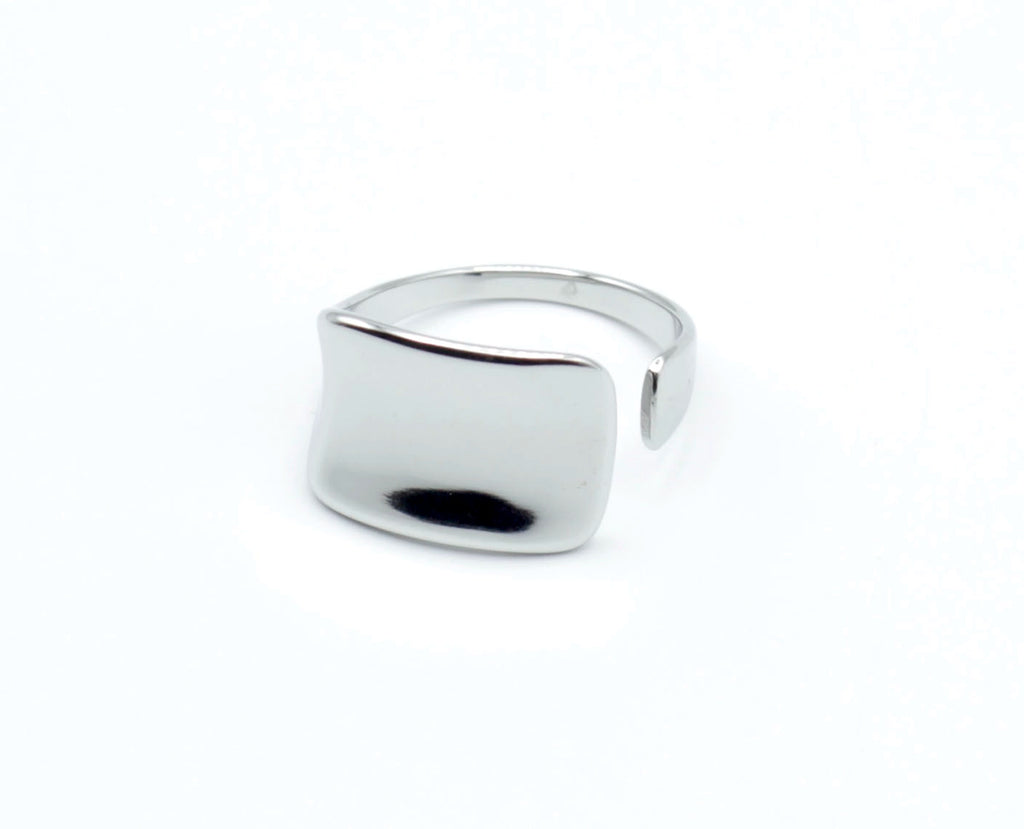 Anillo plateado ajustable de acero inoxidable de la marca DELACABRA con forma orgánica minimalista, hipoalergénico y resistente al agua