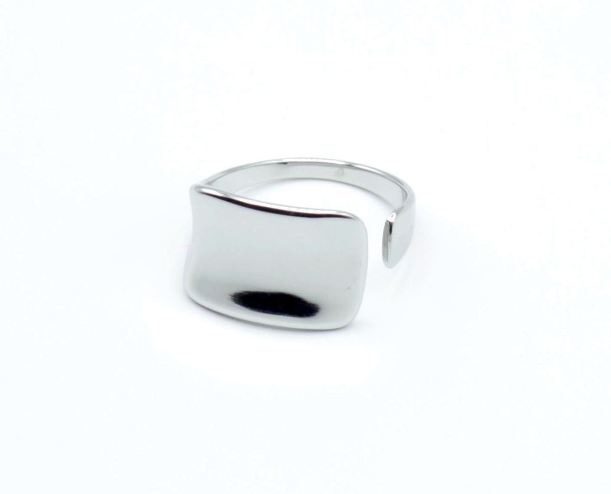 Anillo plateado ajustable de acero inoxidable de la marca DELACABRA con forma orgánica minimalista, hipoalergénico y resistente al agua
