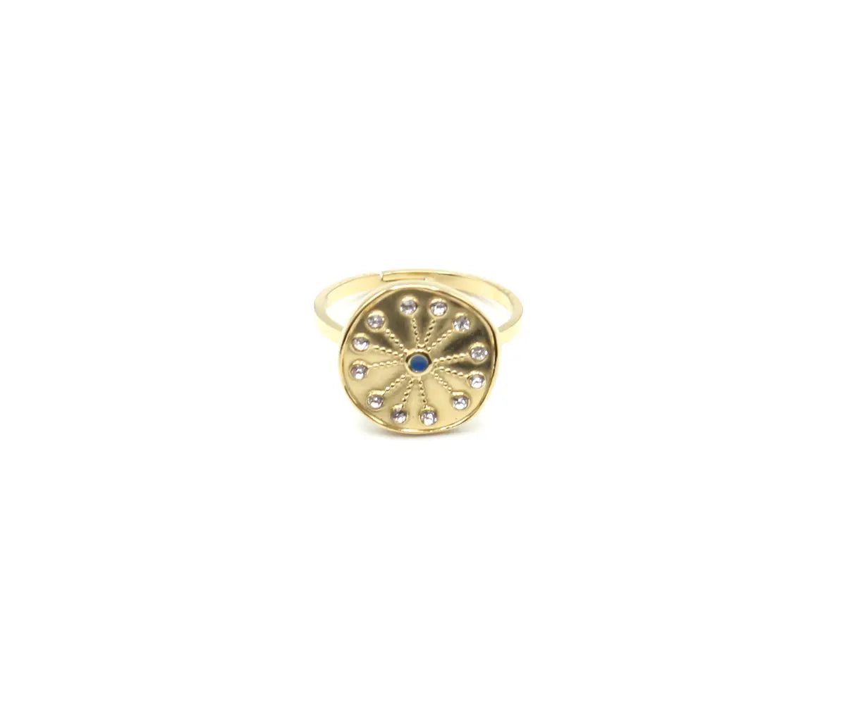  Primer plano frontal del anillo La Mer en acero inoxidable dorado con patrón simétrico y cristales brillantes